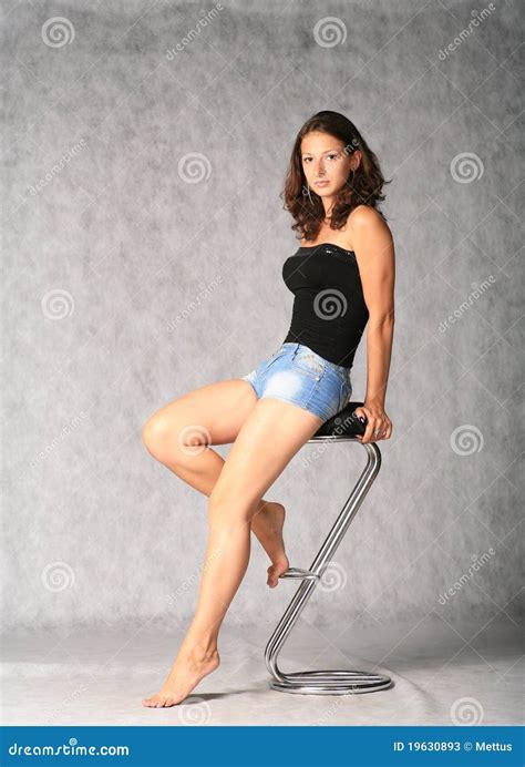 Sentada Linda Del Brunette Imagen De Archivo Imagen De Lifestyle