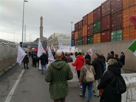 Abbassate Le Armi Alzate I Salari In Migliaia In Corteo Nel Porto