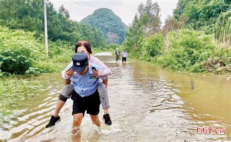 贺州紧急救助暴雨遇险群众 中国警察网