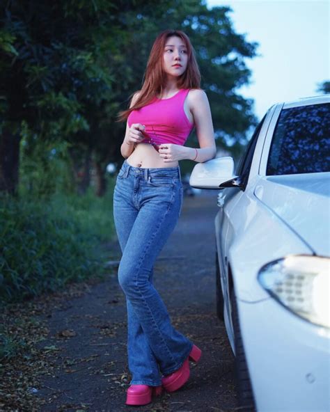 Mengapa Postingan Seksi Artis Dan Selebgram Indonesia Seperti Foto Maria Vania Pakai Bikini