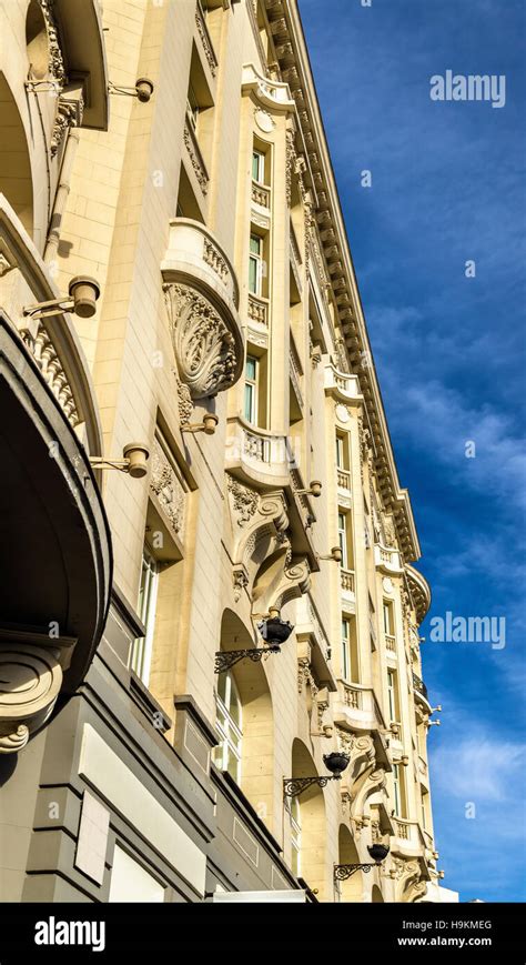 Edificio Típico En El Centro De Madrid España Fotografía De Stock Alamy