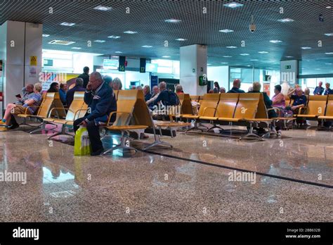 Waiting departure gate hi-res stock photography and images - Alamy