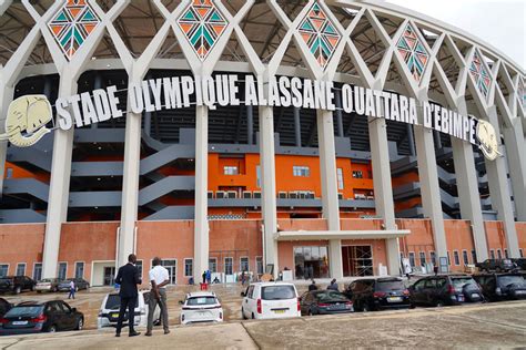 Stade Olympique de Ebimpé le Premier Ministre Beugré Mambé et les