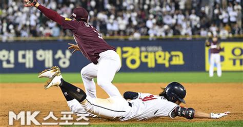 정수빈 끝내기 찬스 이어가는 번트 안타 Mk포토