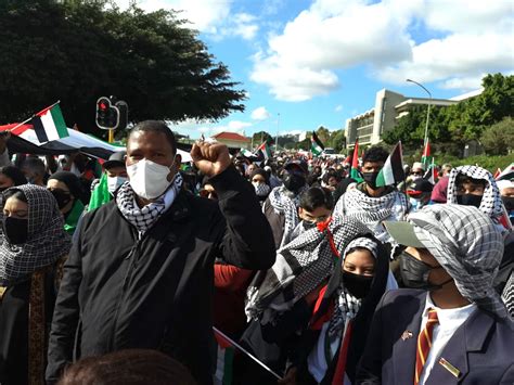 100s turn up in Cape Town for 2nd day of Palestine protests outside ...