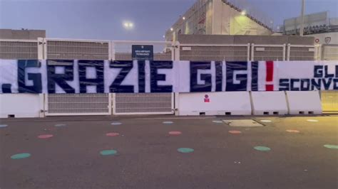 Tifosi In Fila Per L Ultimo Saluto A Gigi Riva