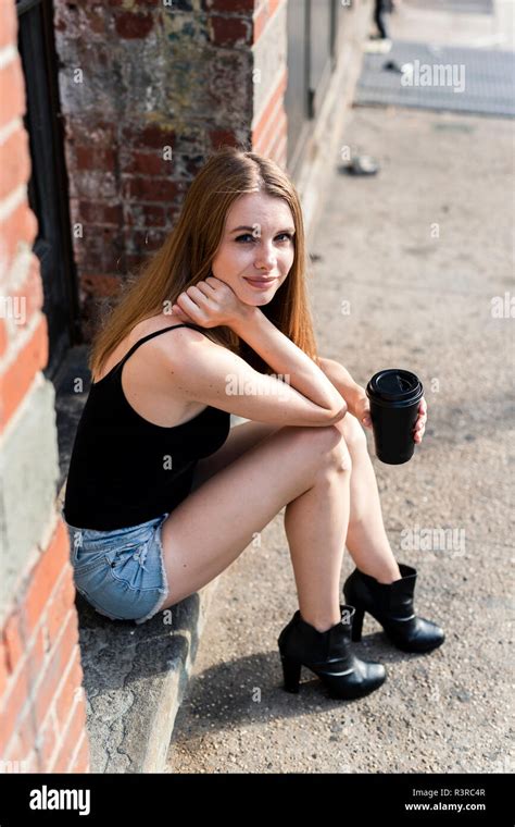 Jeune Femme Assise Dans La Rue Banque De Photographies Et Dimages à