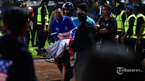 KRONOLOGI Tragedi Kanjuruhan Versi Polisi Termasuk Saat Kiper Arema FC