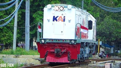 Bulan Agustus Semua Lokomotif Dipasang Bendera Merah Putih Cc