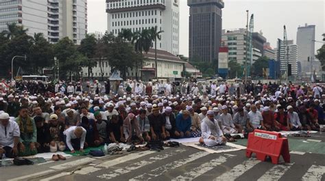 Tuntutan Aksi Minta Jokowi Mundur Massa 411 Gelar Salat Ashar