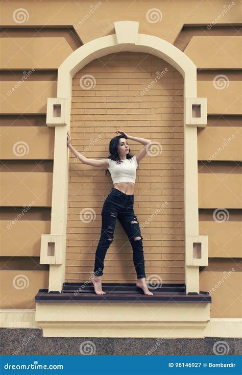 Junger Brunette Mit Dem Gelockten Haar Stockbild Bild von frisur porträt