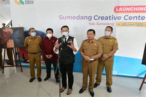 Gubernur Ridwan Kamil Resmikan Sumedang Creative Center Beli Lukisan