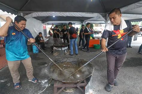 Pejabat MB Team Selangor Gotong Royong Masak Juadah Raya Agih Kepada