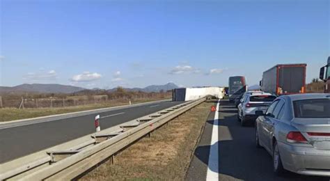 Hrvatska prevrnuo se kamion na autocesti vozač je u bolnici a promet