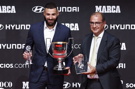 Premios MarcaKarim Benzema Con El Mvp De Huyndai Con El Trofeo