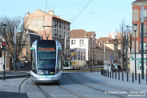 Tram Sur La Ligne T Ratp Saint Denis Photos De Trams Et