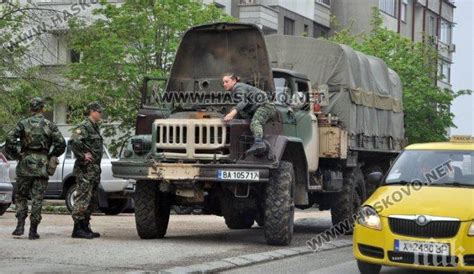 За честта на армията: Дама с пагони ремонтира закъсал Зил ...