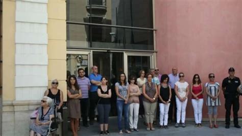 Vecinos de Algemesí guardan cinco minutos de silencio por la muerte de