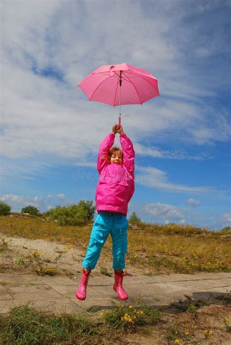 Fliegen mit Regenschirm stockfoto Bild von frühling 15836694