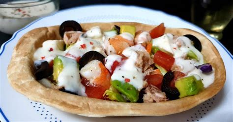 Barquitas Rellenas De Ensalada Con Aguacate Langostinos Y Salsa De