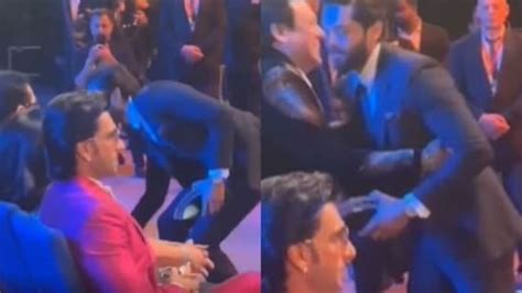 Pakistani Actor Fahad Mustafa Touches Actor Govinda S Feet At Filmfare