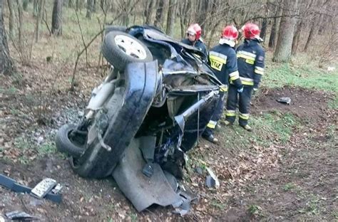 Wypadek pod Nowym Tomyślem Kierowca wypadł z drogi i roztrzaskał się