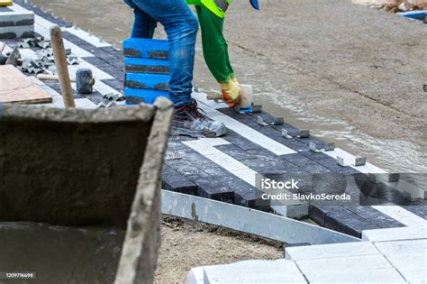 Pekerjaan Konstruksi Di Trotoar Pemasangan Balok Paver Beton Di Trotoar