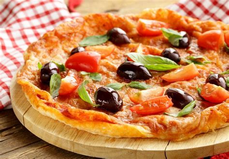 Italiaanse Pizza Met Olijven En Paddestoelen Stock Afbeelding Image