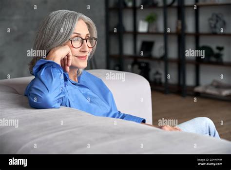Femme Mature Portant Des Lunettes Banque De Photographies Et Dimages Haute R Solution Alamy