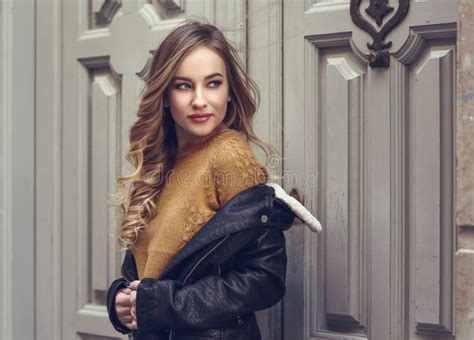 Belle Femme Russe Blonde L Arri Re Plan Urbain Photo Stock Image Du Mod Le Femelle