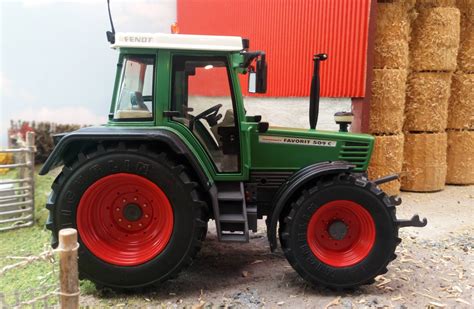 Weise Toys Fendt Favorit C Carpet Farmer