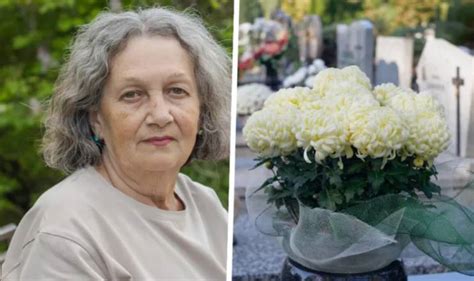 La veuve trouve des fleurs fraîches sur la tombe de son mari et pâlit