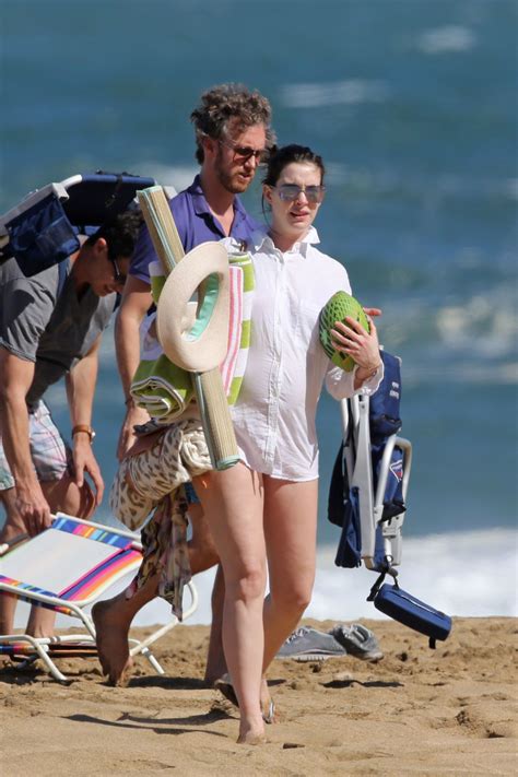 Anne Hathaway In Bikini Spending Christmas And New Year In Hawaii Celebmafia