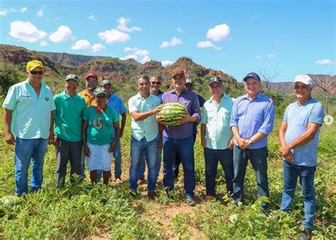 Secretaria De Desenvolvimento Rural De Corrente Auxilia Produtores Da