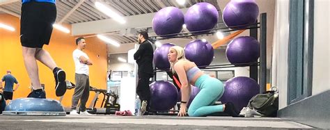 Gym Blonde In Turquoise Leggings Notices Me And Doesn T Mind Even Moves In Front Of Me Later