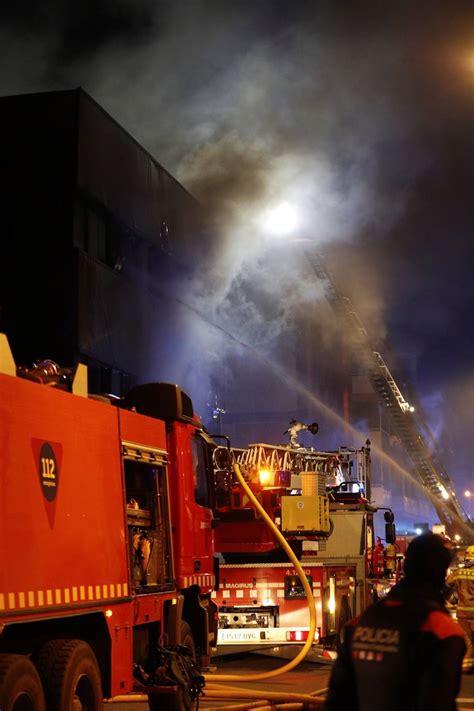 Fotos Al Menos Dos Muertos Y 17 Heridos En El Incendio De Una Nave