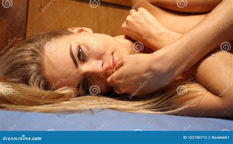 Modelo Nude Que Levanta Na Cama Foto De Stock Imagem De Menina