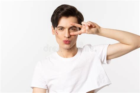 Comunidad Lgbtq Y Concepto De Estilo De Vida Feliz Y Lindo Hombre Gay Con Brillo En La Cara