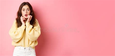 Portrait D une Brunette Effrayée Et Choquée En Train De Se Branler Et De Tenir La Main Près Des