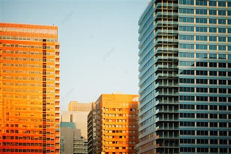 一座城市前面有許多建築物 建築學 高分辨率 城市背景圖片和桌布免費下載