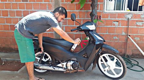 Pintando as carenagens ásperas da moto queimado de sol tinta spray