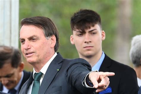 Os Quatro Filhos De Bolsonaro Estão Sob Investigação Da Justiça E Da Pf