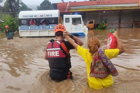 Philippines Christmas Floods Kill 51 And Strand Thousands The New