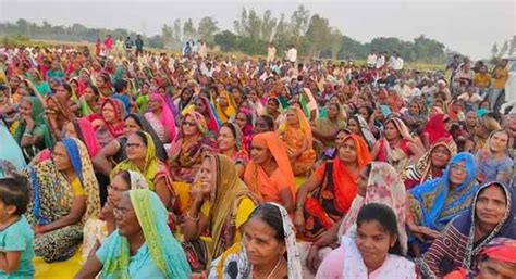 Azamgarh Villagers Protest Against Seizing Of 670 Acres Of Land To