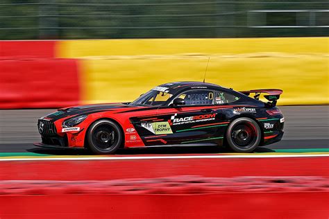 Tim Heinemann erster Gesamtführender nach der Premiere der DTM Trophy