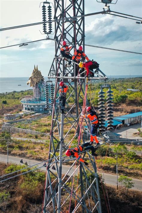 Gandeng Basarnas Kupang Pln Gelar Simulasi Penyelamatan Tower Sutt