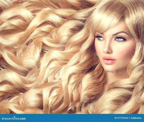 Belle Fille Avec De Longs Cheveux Blonds Bouclés Image Stock Image Du