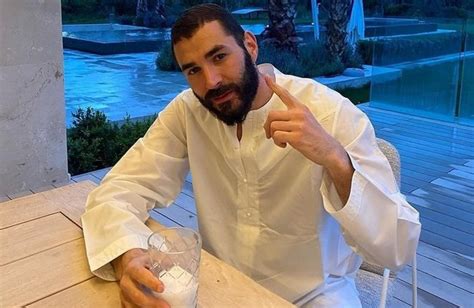 Benzema un icono del islam en Arabia Saudí peregrino en La Meca y