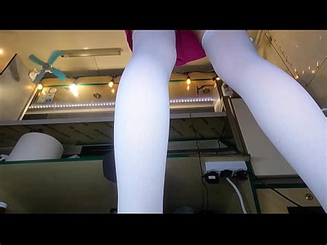 Mignon 18 ans travaillant sans culotte caméra cachée sous la jupe XVIDEOS