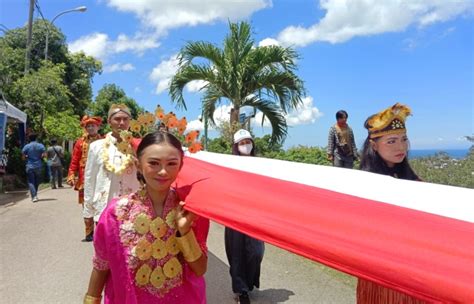 Bendera Merah Putih Diarak Pemuda Kelilingi Benteng Keraton Buton